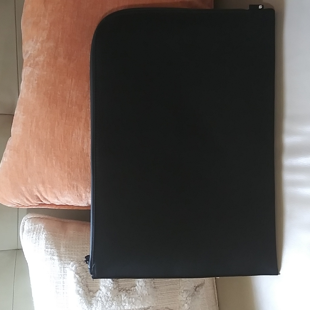 Incase laptop black case.
